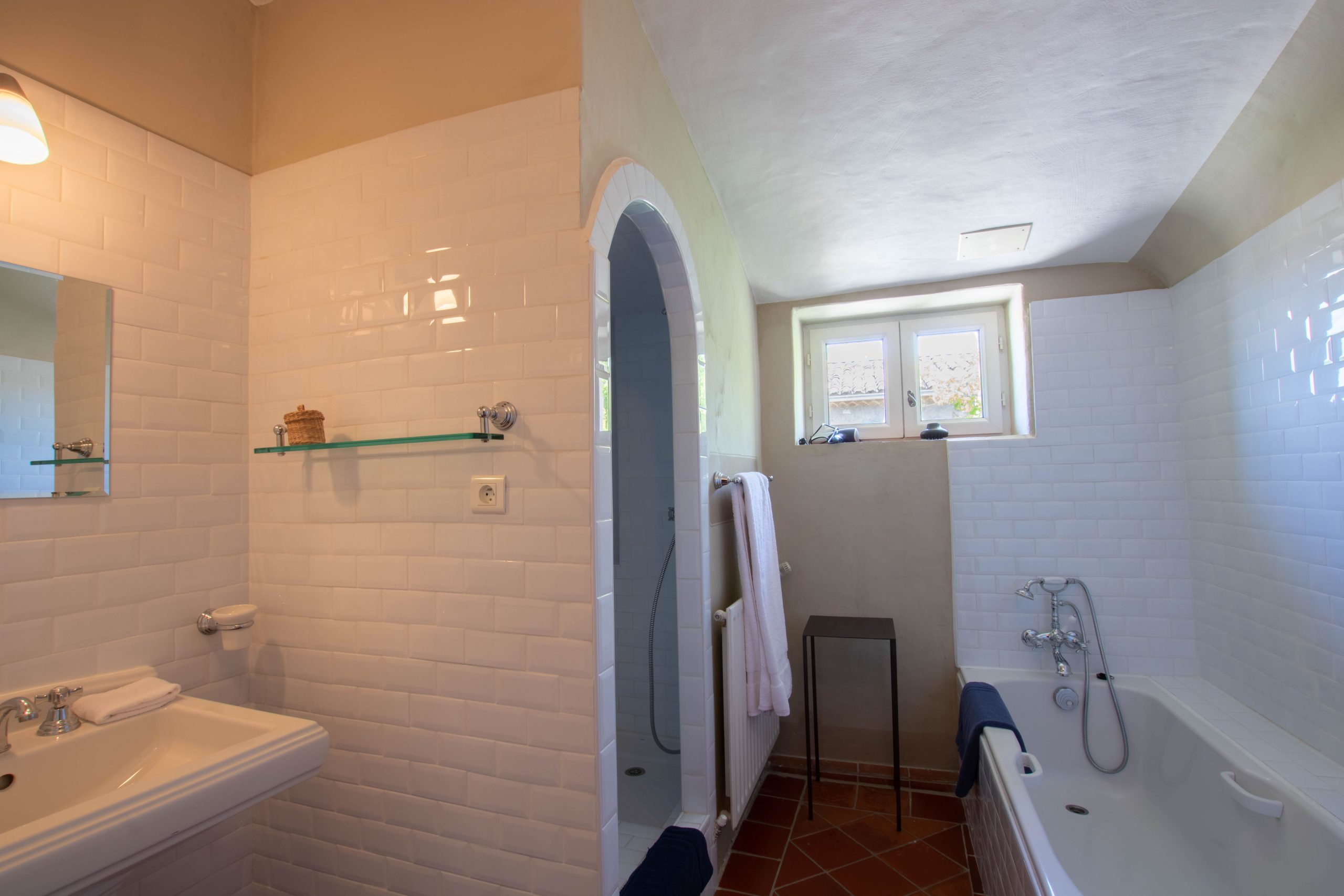 Salle de bain complète aménagée