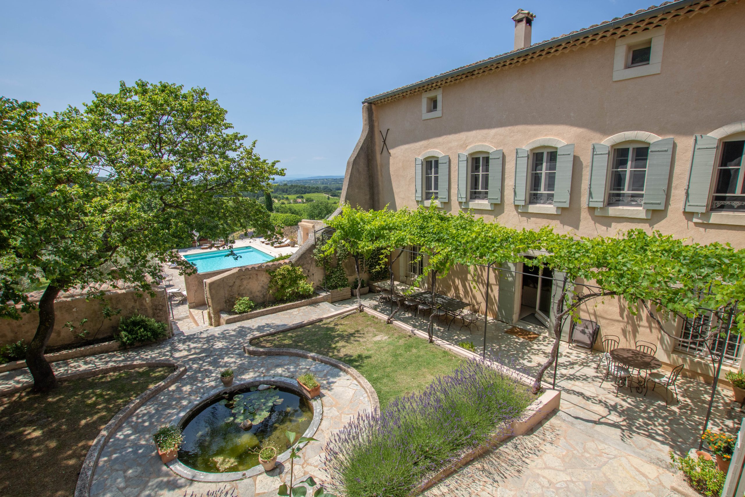 Vue plongeante du patio vers la piscine